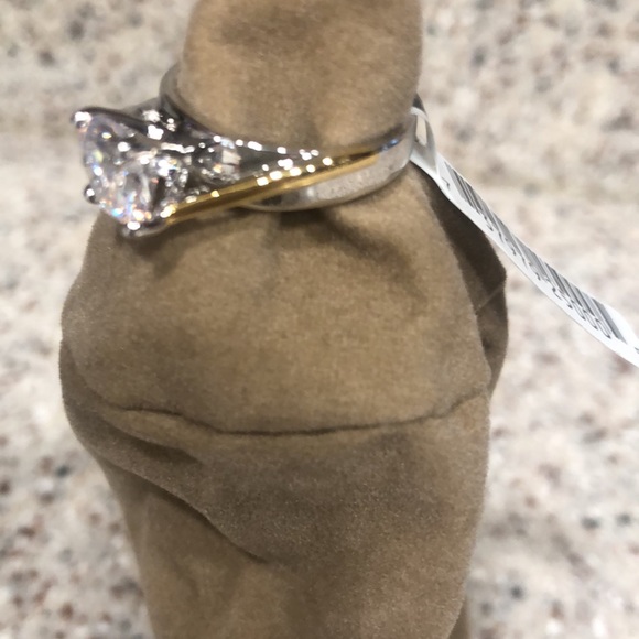 🆕 Covenant Fashion- Two Tone Princess Cut Ring - Picture 2 of 3